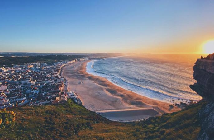 Sunset Terrace - Beachfront Apartment With Private Parking Nazaré Esterno foto